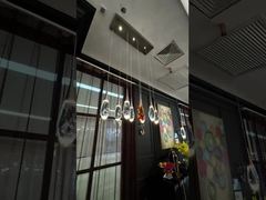 Đèn thả acrylic có thể điều chỉnh độ sáng màu vàng Đồ đạc chiếu sáng treo pha lê Đèn chùm nhà hàng hiện đại