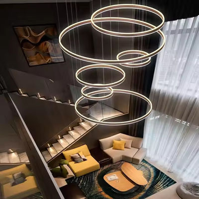 Khách sạn Villa cầu thang trần nhà cao treo Đen cà phê vàng vòng tròn vòng tròn đèn chùm đèn chùm đèn chùm đèn chùm