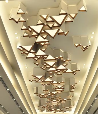 Không tiêu chuẩn Custom Hotel Engineering Light Phòng bán hàng Phòng tiệc Thể hình tam giác kết hợp Đèn trần LED
