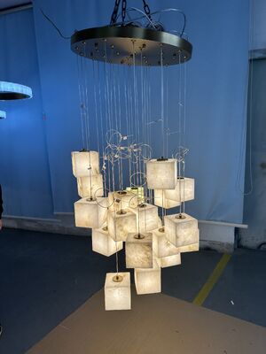 Đèn chùm LED bằng đồng hiện đại sang trọng hình vuông tùy chỉnh với mặt dây chuyền thạch cao lớn có thể điều chỉnh độ cao cho phòng khách